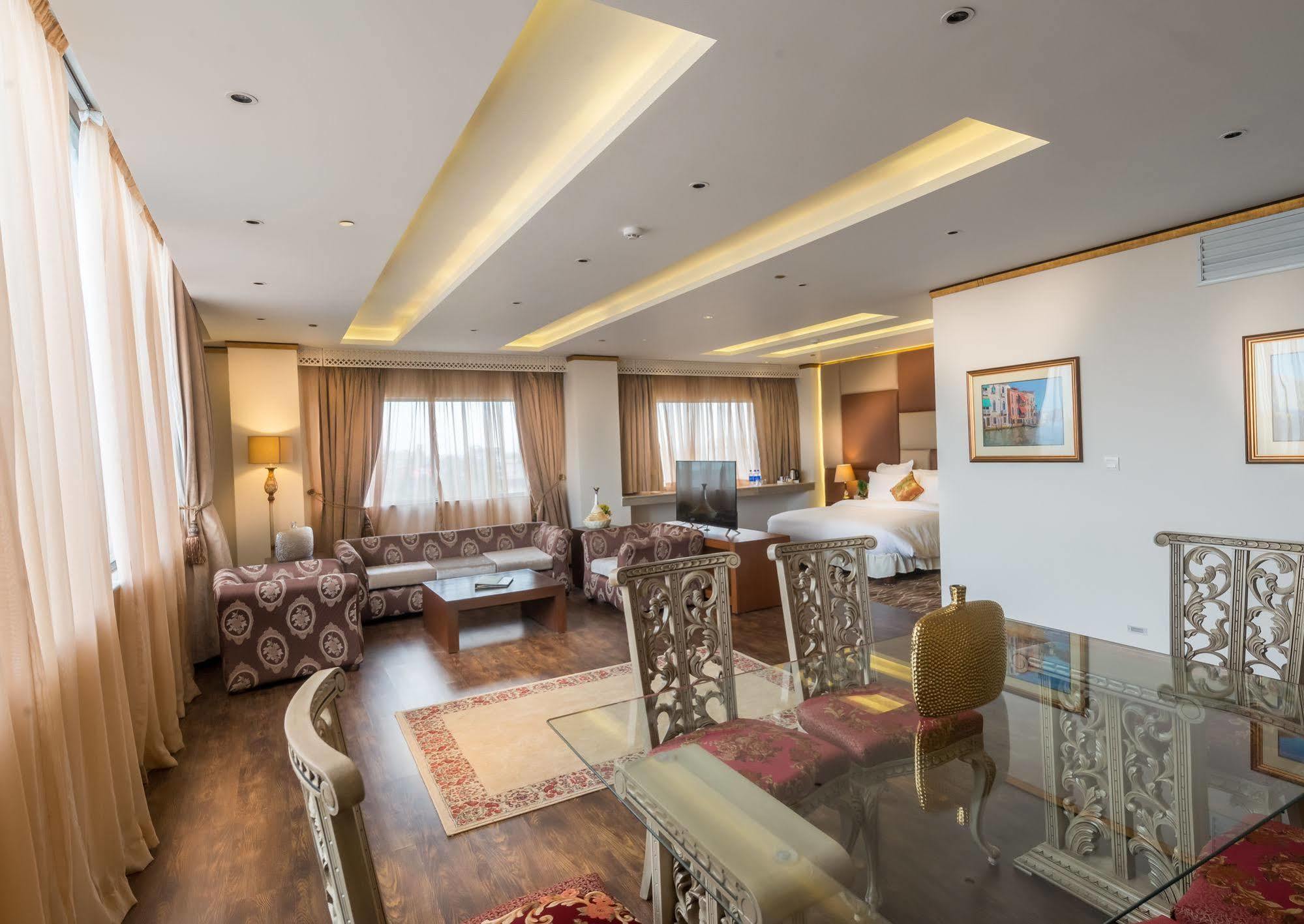 Luxus Grand Hotel Lahor Dış mekan fotoğraf